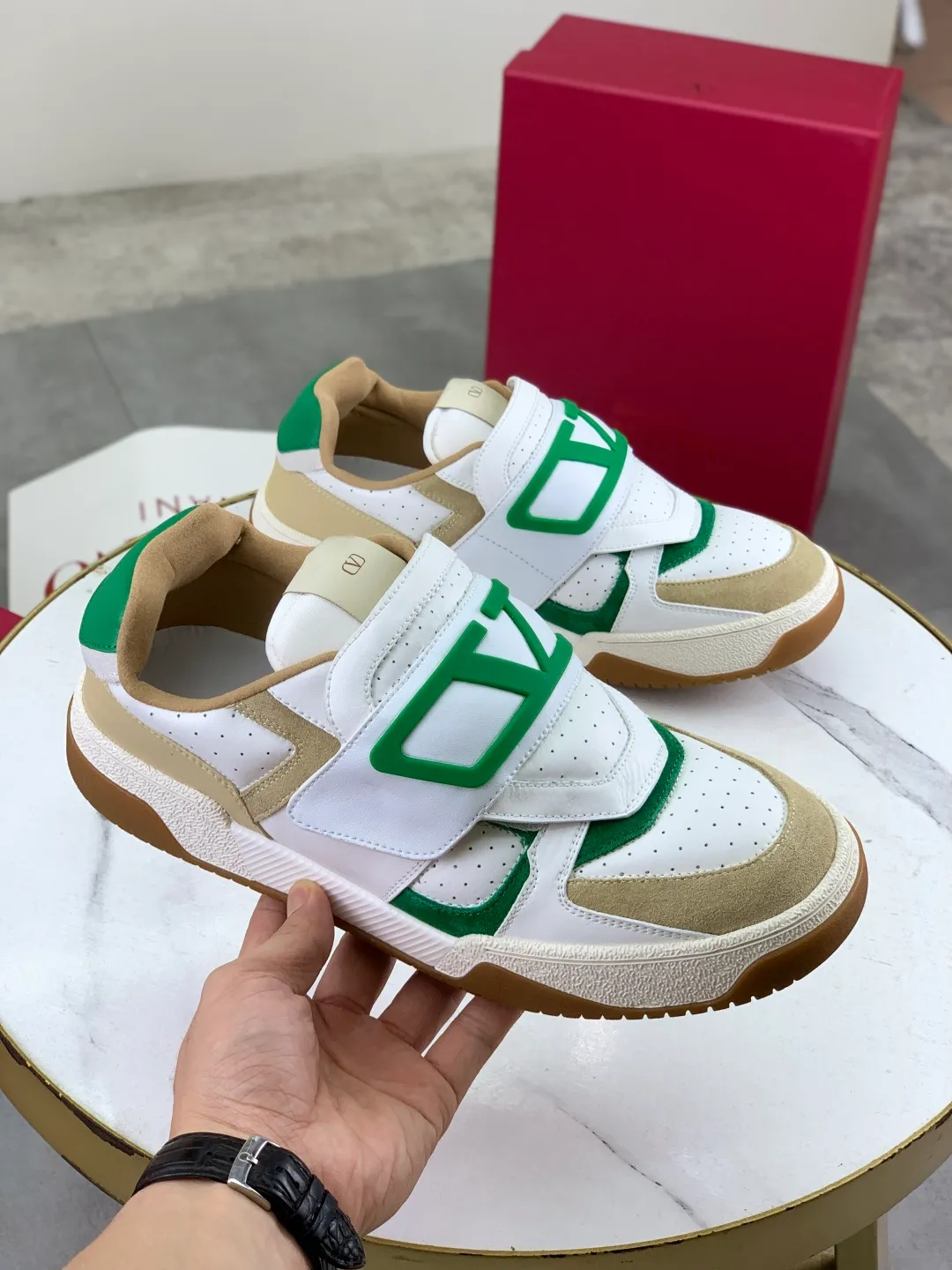 Men's men's shoes 💰P680 New Valentino 𝑶𝒏𝒆𝑺𝒕𝒖𝒅 Couple's sports shoes series Valentino 2025 new couple's sports shoes are on sale. The original ZP purchase and dismantling. Repeated pattern making and modification. 1:1 restoration! Top luxury masterpiece Velcro design Soft and comfortable imported calfskin brings excellent elegant texture and excellent on-foot comfort Top purchasing version upper: imported calfskin surface/original oil edge craftsmanship Lining: water-dyed sheepskin lining Outsole: original development 𝐓𝐏𝐔 two-color combination outsole Packaging: original configuration complete package Code number: 35-46